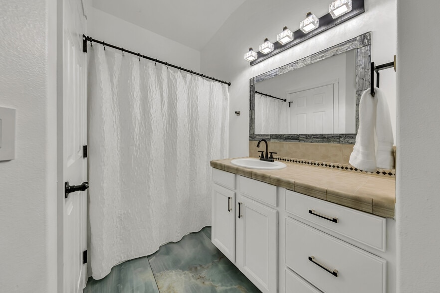 Upstairs Bathrooom - 1102 9th Ave