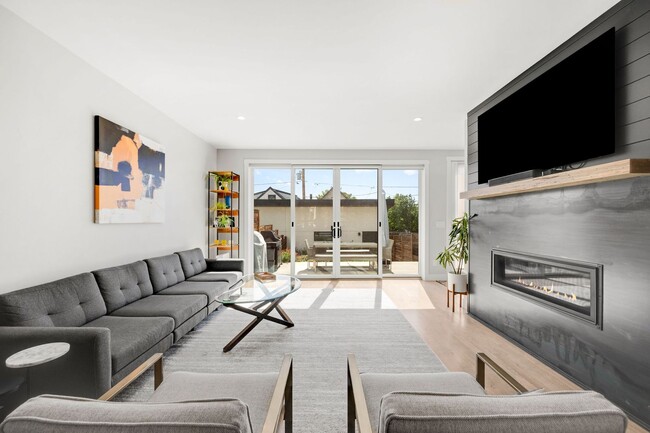 Building Photo - Luxury 4BD, 5BA Duplex in LoHi with Covered Rooftop Deck