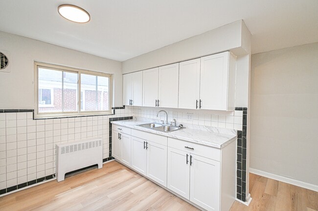 Building Photo - 7139 Eastlawn Dr