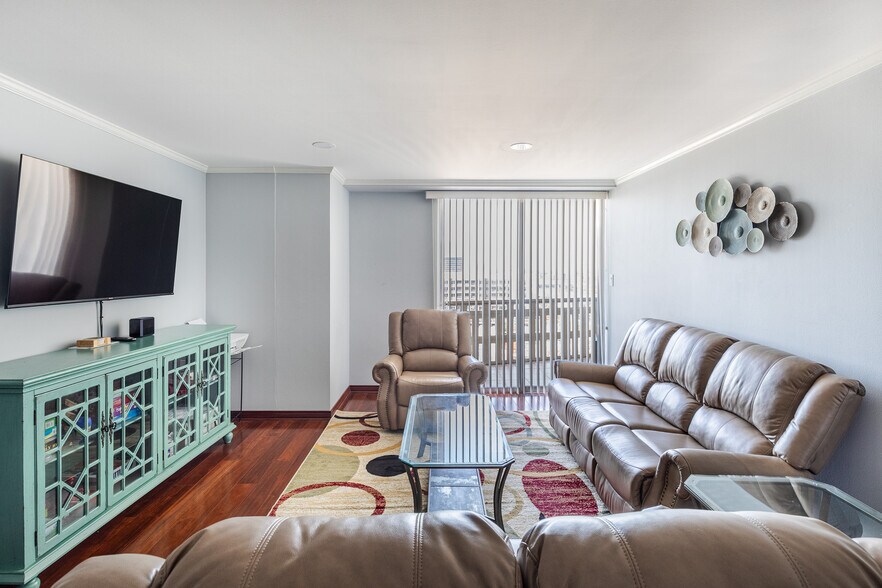 5 recliner seats, tv, games, 2 balconies, dining room w/6 chairs - 2016 Main St