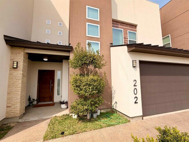 Building Photo - 9653 McPherson Rd