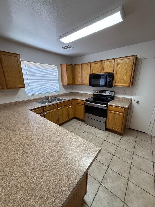 Building Photo - 4 bedroom in BUCKEYE AZ 85326