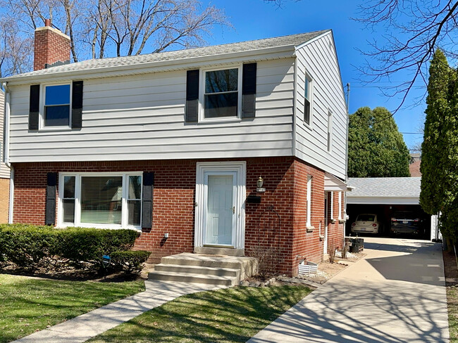 Primary Photo - 4940 N Wildwood Ave