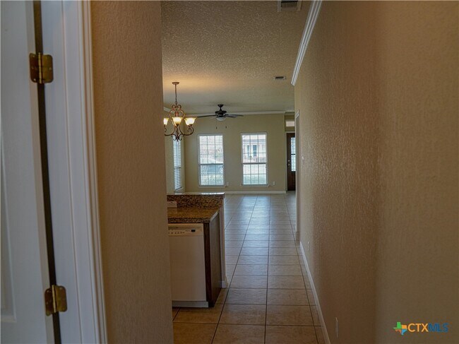 Building Photo - 1651 Hanz Dr