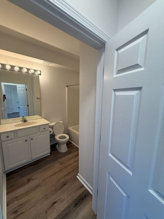 Building Photo - Well maintained 2 br 2 ba condo in the gat...