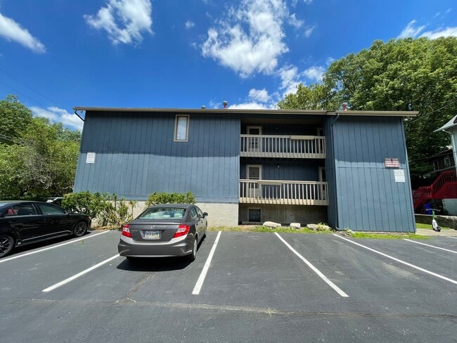 Building Photo - 2022 Summit St