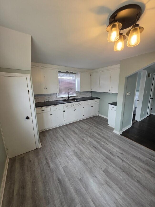 Building Photo - 3663 E Underwood Ave