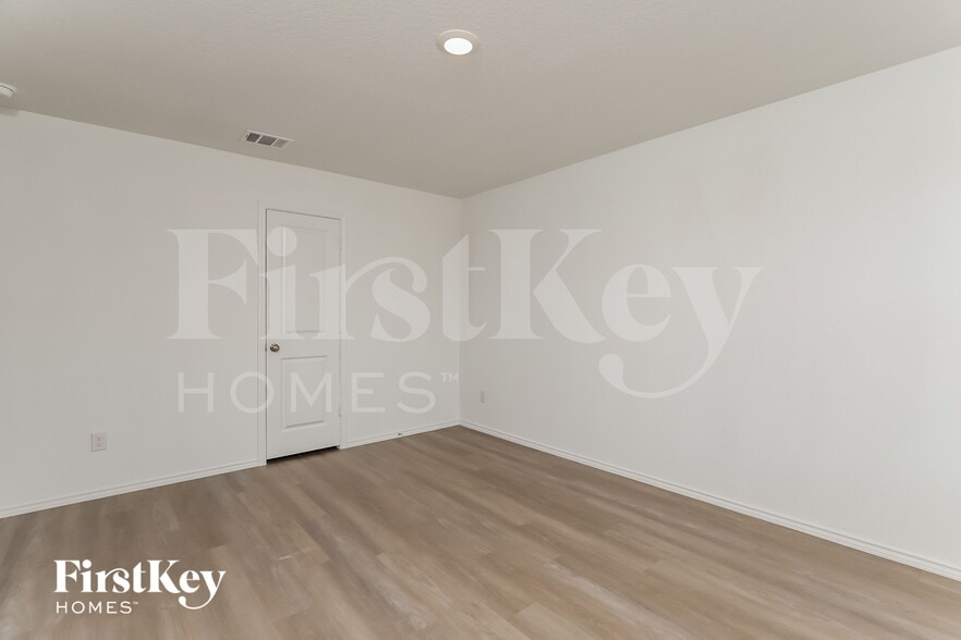 Building Photo - 10643 Erinita Way