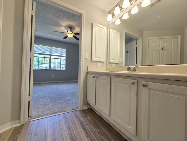 Building Photo - Luxury 1BR/1BA Condo with Fabulous Views i...