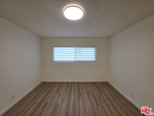 Building Photo - 827 9th St