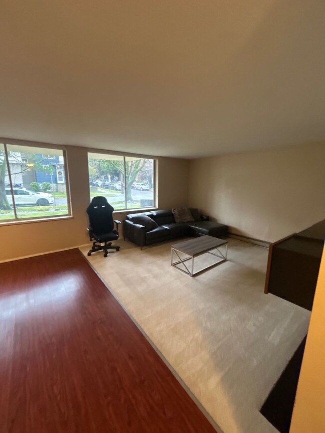 Building Photo - Fantastic 2 Bed 2 Bath Condo in the U Dist...