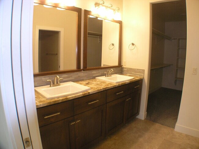 Building Photo - 2537 E Hidden Crk St