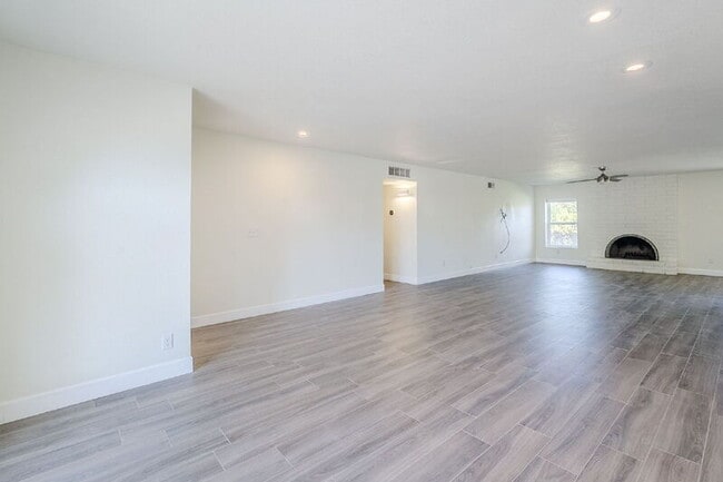 Building Photo - 10207 S 43rd Pl