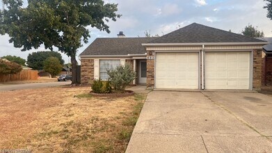 Building Photo - 501 Lantana Dr