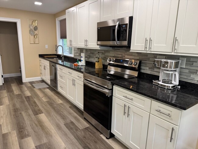 Building Photo - MOVE IN READY!!!!