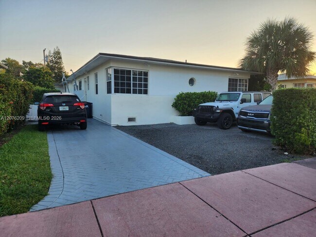 Building Photo - 2145 Bay Dr