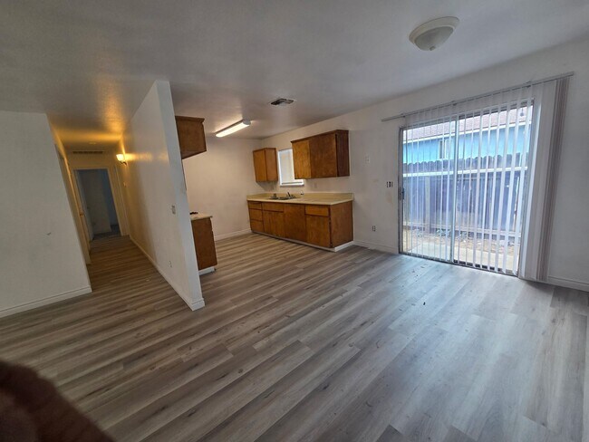 Building Photo - 508 S Dearing Ave