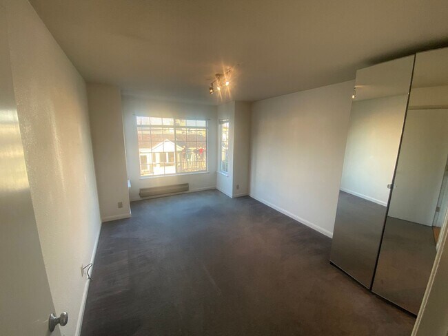 Building Photo - Epic Real Estate & Asso. Inc. - Beautiful, Spacious & Sunny 2 br/2ba Condo Available in Mission -...