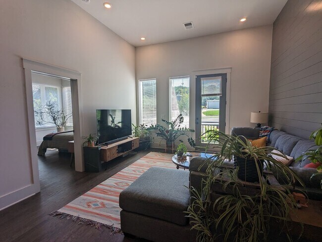 Building Photo - Modern Condo in the heart of East Nashville, just steps from South Inglewood Park!
