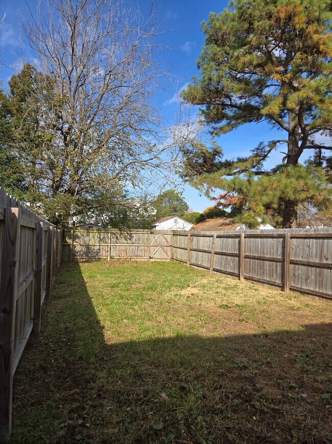 Building Photo - Move In Ready!!