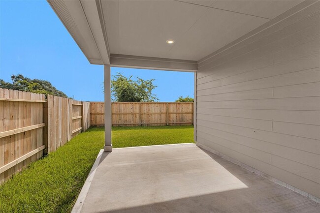 Building Photo - 38710 Yellowstone Dr
