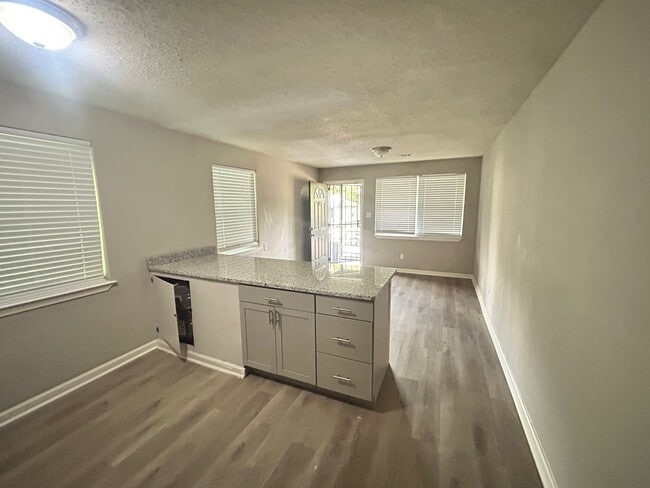 Building Photo - 760 Richmond Ave