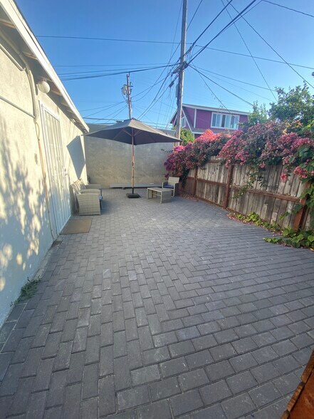 Private back yard - 3047 Edgehill Dr