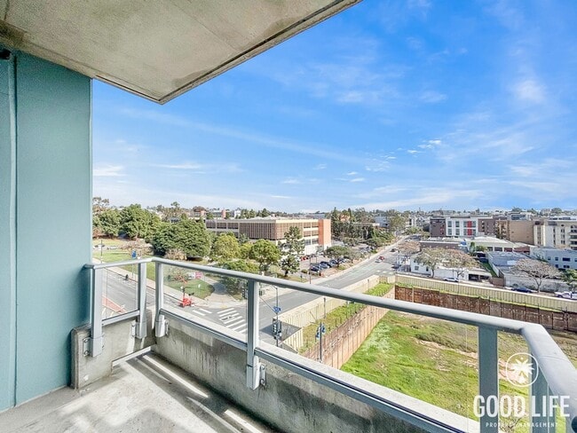 Building Photo - Gorgeous Studio W/ W/D, A/C, Balcony, Rooftop Deck, Gym, Jacuzzi with City views!!