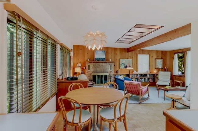 Building Photo - 2 Bedroom Extended Stay in Williamsburg with Low Off-Season Rates!