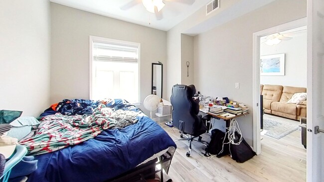 Building Photo - Rehabbed Second Floor Southport Corridor T...