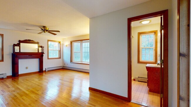 Building Photo - 3 Bedroom Split Level in Woodbridge