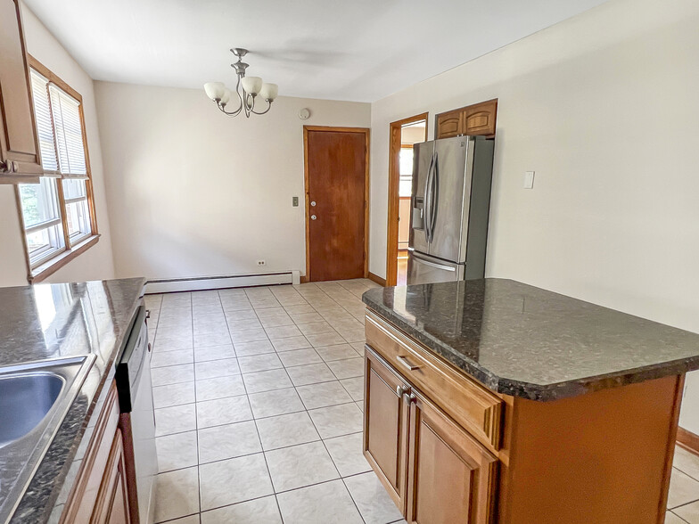 Kitchen - 5043 W Cornelia Ave
