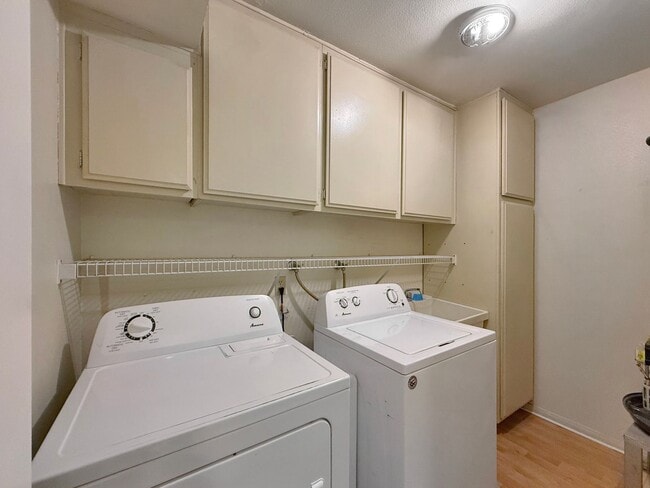 Building Photo - SD: Bright 2BD/2BA Condo in Vista with Community Pool, Private Patio & In-Unit Laundry