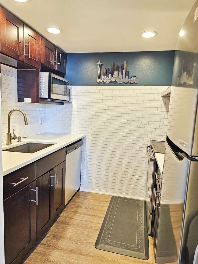 Building Photo - Beautiful Studio Condo in Belltown