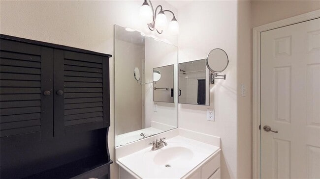 Building Photo - 23 Benedict Canyon Loop