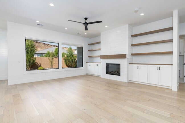 Building Photo - Beautiful 5 Bed 3.5 bath near Sunrise Valley Park In Washington.