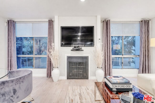 Building Photo - 927 Kings Rd