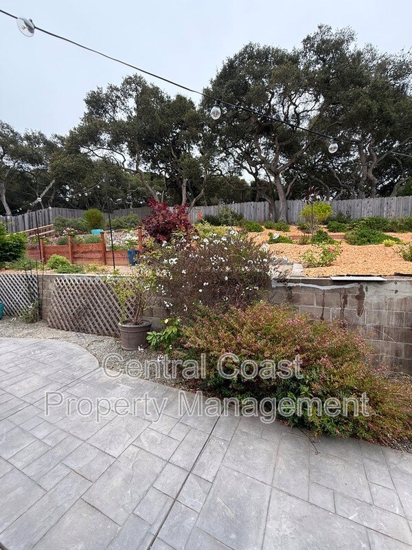 Building Photo - 9465 Valley Oak Way