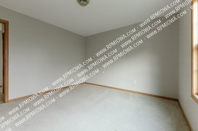 Building Photo - CLOSE TO RACCOON RIVER PARK!! 3 Bed, 2 Bat...