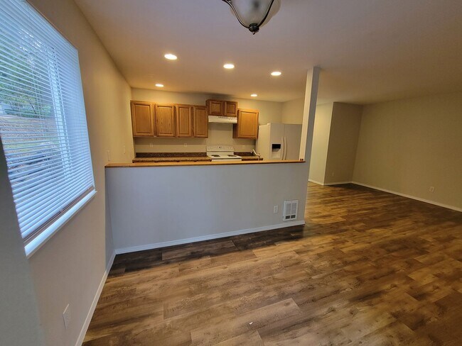 Building Photo - Freshly Painted Duplex in the Heart of Sil...