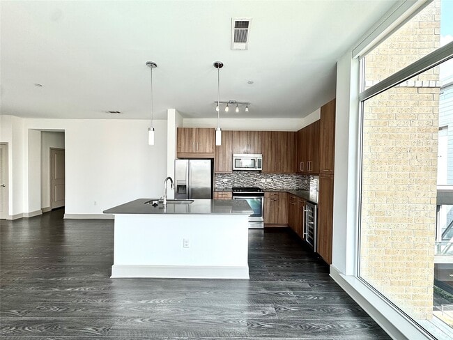Building Photo - 2111 Westheimer Rd