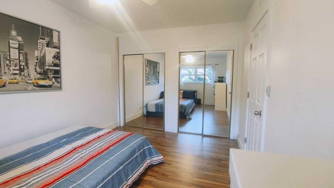 Building Photo - 1958 Monroe St