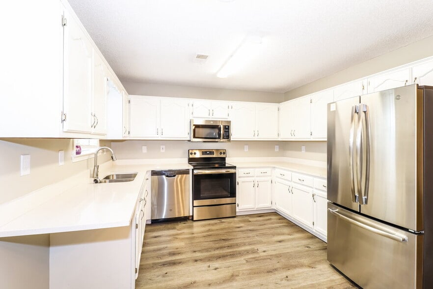 Building Photo - 3915 Woodland Dr