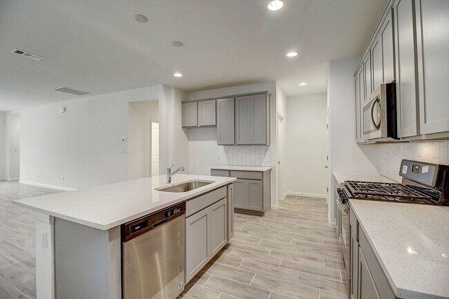 Building Photo - 117 Lacey Oak Lp