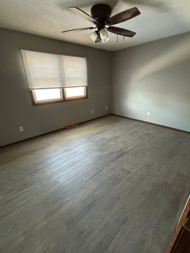 Building Photo - 3 Bedroom Home w/ Garage in Marion, IA