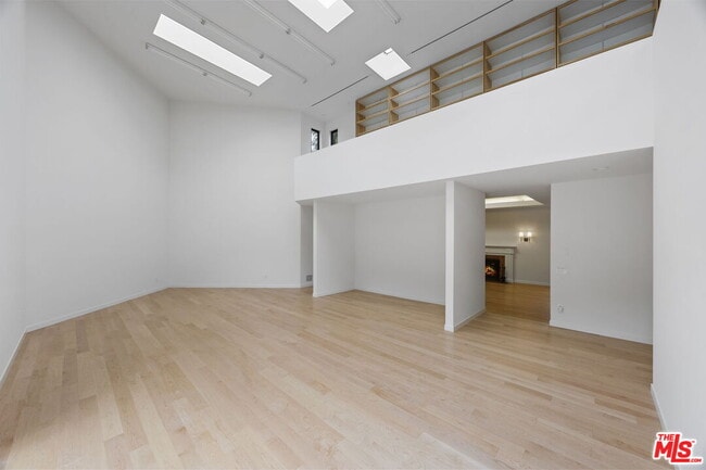 Building Photo - 202 S Saltair Ave