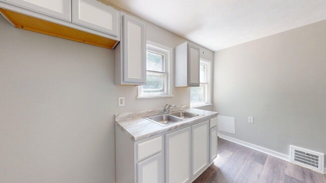 Building Photo - W.130th-Bellaire neighborhood, updated 3 b...