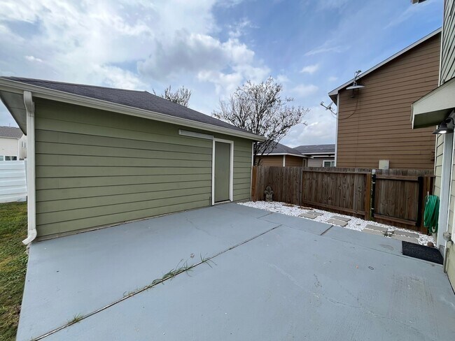 Building Photo - 20702 Settlers Lake Cir N