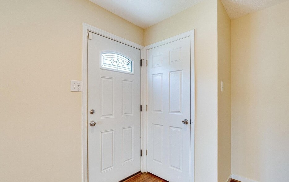 Foyer - 4605 Akron St