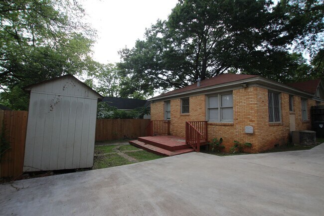 Building Photo - 3 Bedroom, 1.5 Bath Home in Central Tyler!